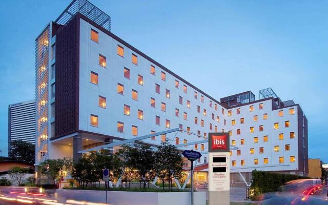 Отель Ibis Bangkok Sathorn Бангкок вид на фасад