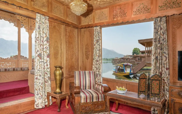 WelcomHeritage Gurkha Houseboats