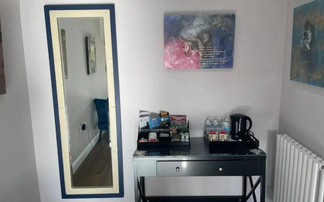 Immaculate 1-bed Studio With Outside Patio