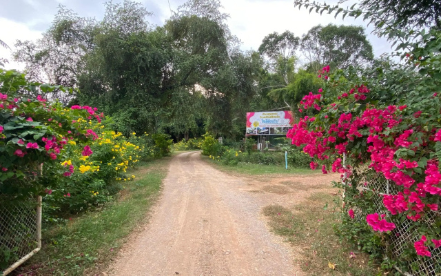 Reun suphan riverside resort