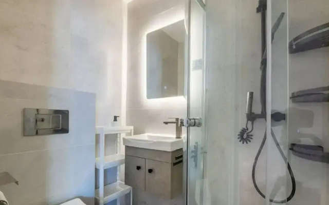 Luxury 1BR in Marina High-rise Living With Views