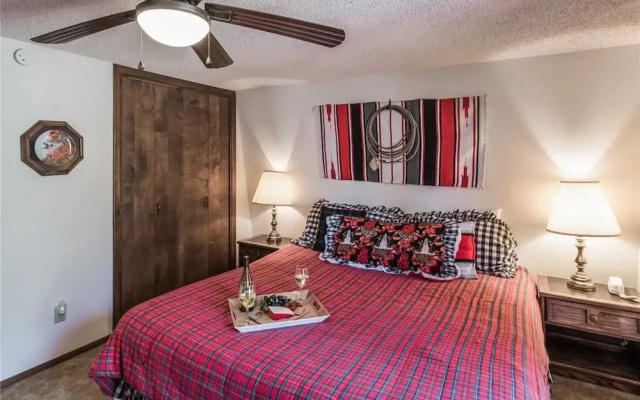 Plaid House - Three Bedroom Cabin