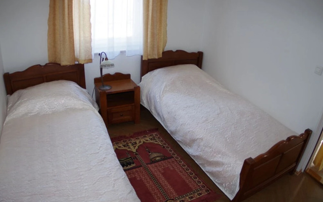 Quaint Apartment with Garden in Pula