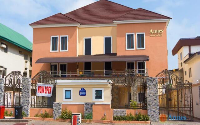 Отель Annes Luxury Suites Ltd вид на фасад