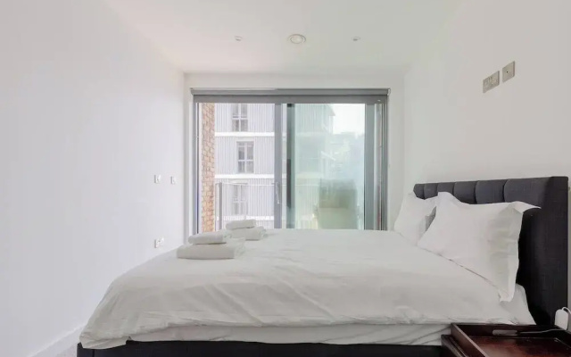 Stylish 2 Bed Flat in Battersea - Private Balcony