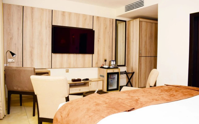 Monty Suites & Golf