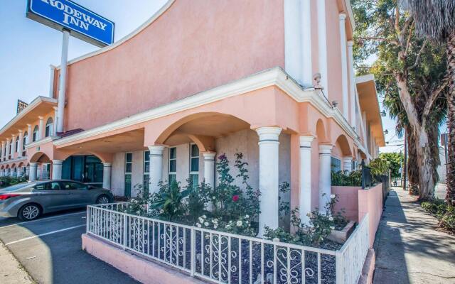 Отель Rodeway Inn вид на фасад