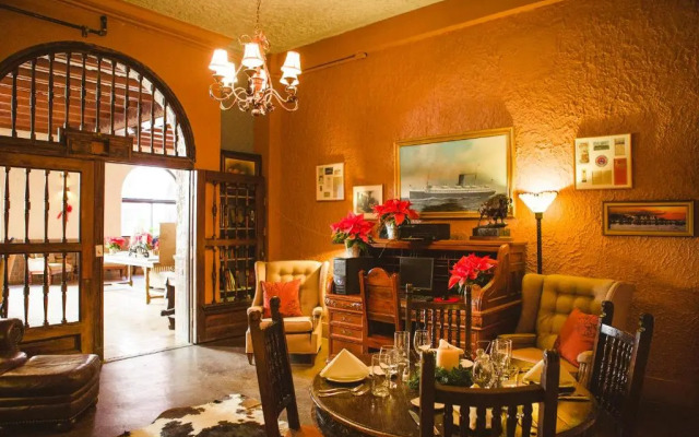 The Holland Hotel
