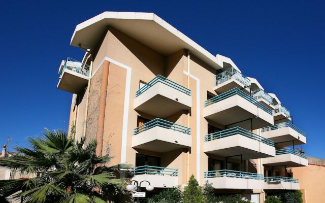 Отель Residhotel Les Coralynes Франция, Канны - 9 отзывов об отеле, цены и фото номеров - забронировать отель Residhotel Les Coralynes онлайн вид на фасад
