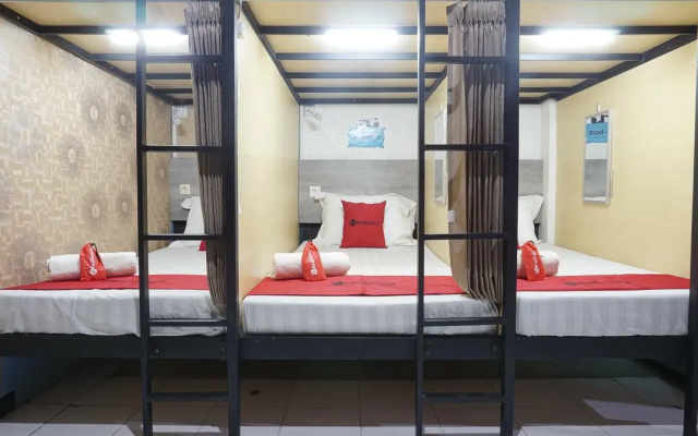 RedDoorz Hostel @ Borobudur Street