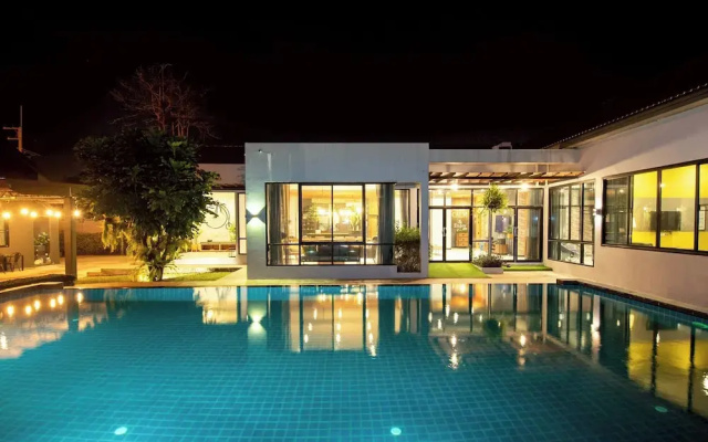 Penny - Farthing Pool Villa