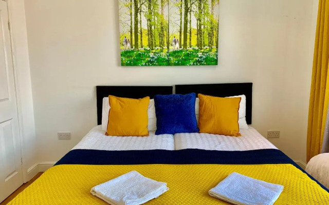 Spacious 2 Bedrooms 2 Baths Apartment with Garden and Parking