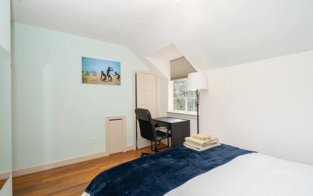 Spacious 4BR CozySuites in Old Town Alexandria