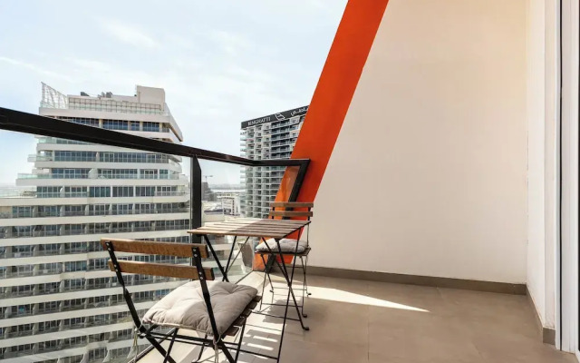 SIMPLY COMFORT Binghatti Gateway Family 2BR with Balcony, Close to Dubai Mall & Burj Khalifa