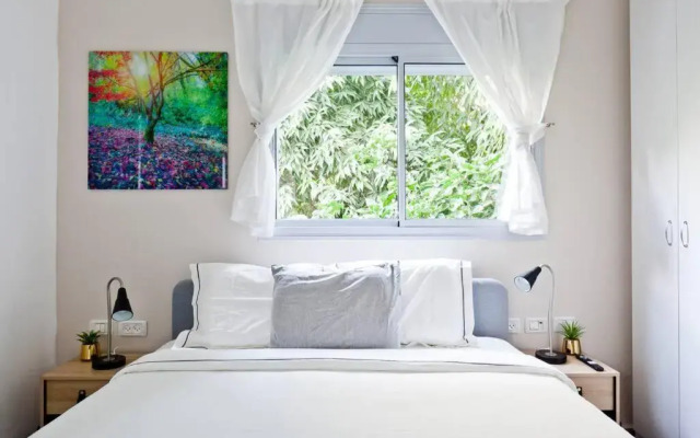 Beautifully Renovated 2BR with Balcony Beachfront*