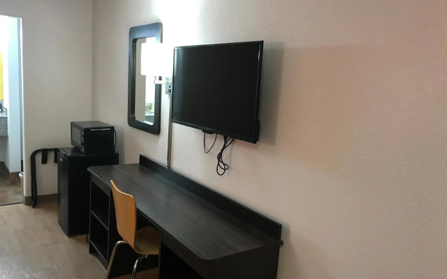 Studio 6 Bryan, TX - University Area