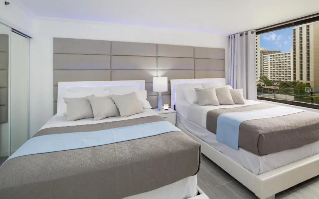 Waikiki Banyan Modern One Bedroom Free Parking