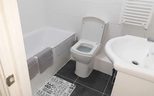 1 Bed Flat in Pedestrianized High Street