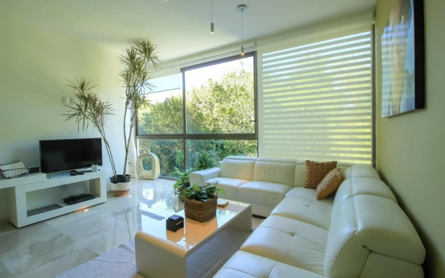 Resort Amenities Penthouse by Olahola