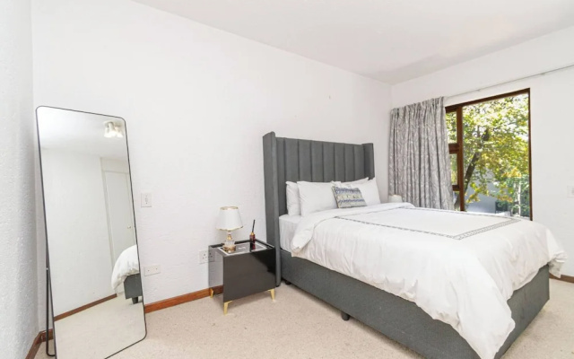 Sandton City 3 Bedroom Apartment With Balcony