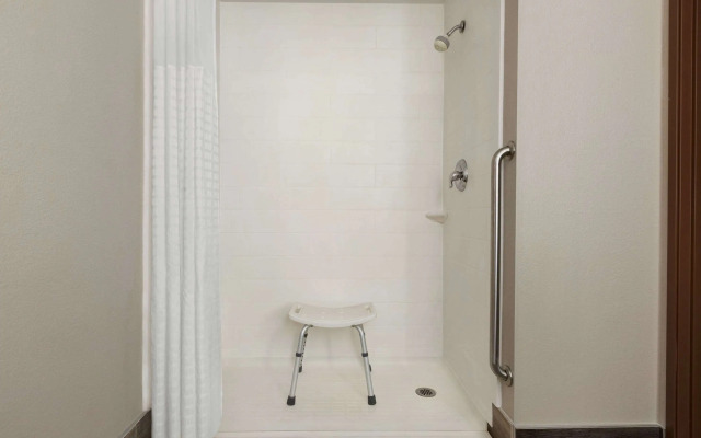 La Quinta Inn & Suites by Wyndham Lackawanna
