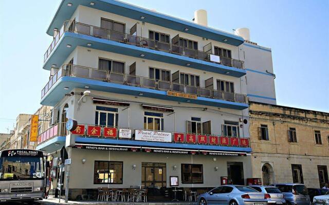 Отель Reno's Restaurant & Guesthouse вид на фасад