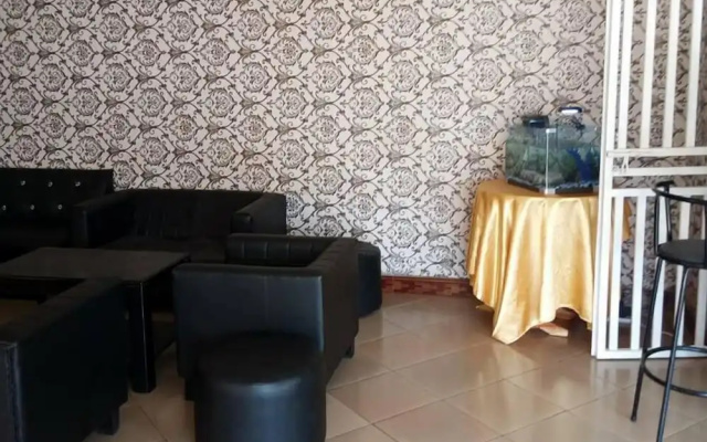 Happy Wallet Gardens Hotel