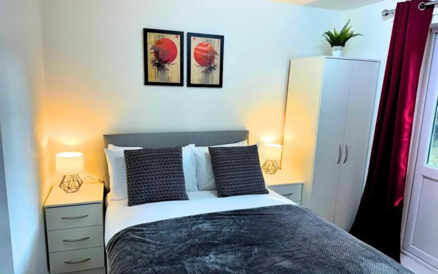 Apartment Sleeps 4 With Garden
