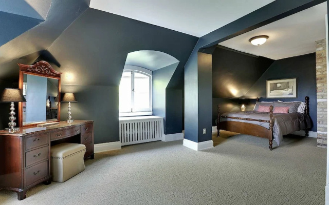 Luxury Whittier Mansion-3rd Floor Suite