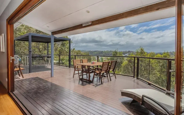 Hillcrest Retreat with River Views