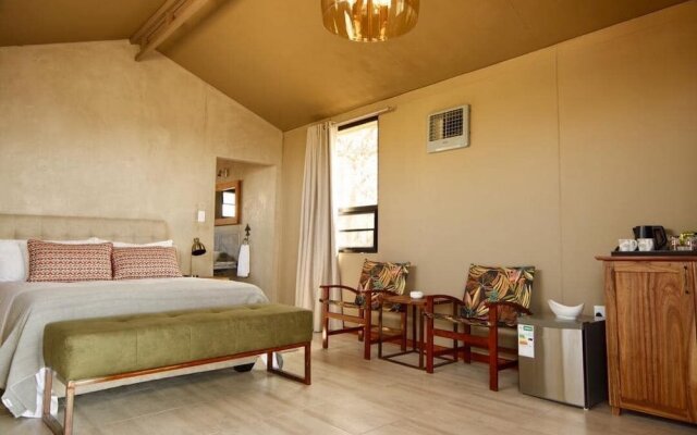 Kifaru Luxury Lodge & Bush Camp in Damaraland, Namibia from 529$, photos, reviews - zenhotels.com guestroom