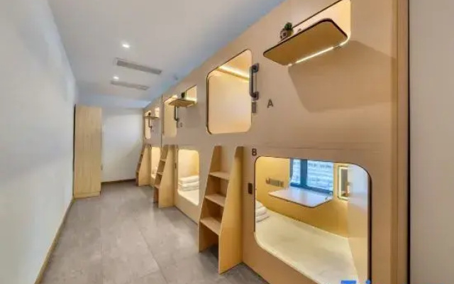 Z-Designer BERPUNKDESIGNCINE Exclusive Capsule Hotel