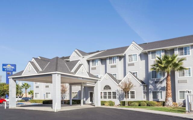 Отель Microtel Inn & Suites Modesto вид на фасад
