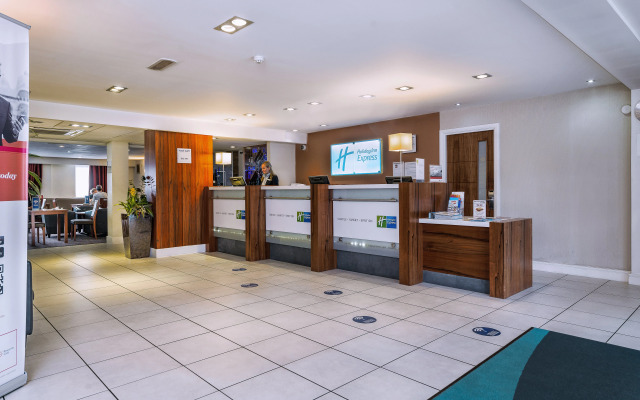 Holiday Inn Express London Gatwick - Crawley by IHG