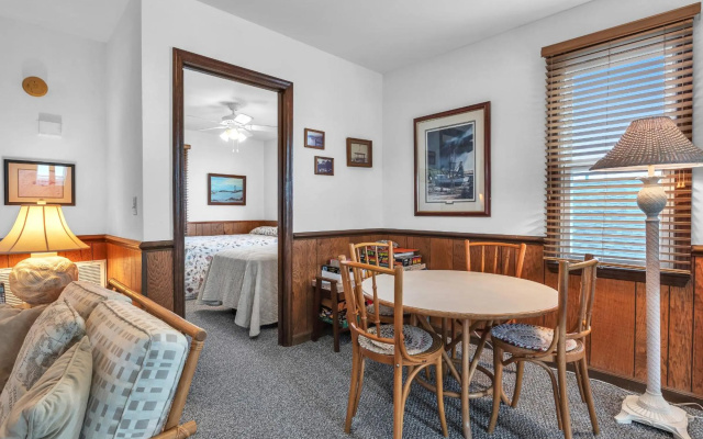 Wahoo by Oak Island Accommodations