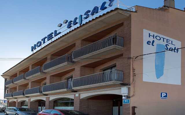 Hotel El Salt Вальдерробрес вид на фасад