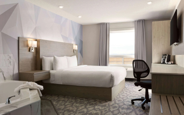 Days Inn by Wyndham Calgary North Balzac