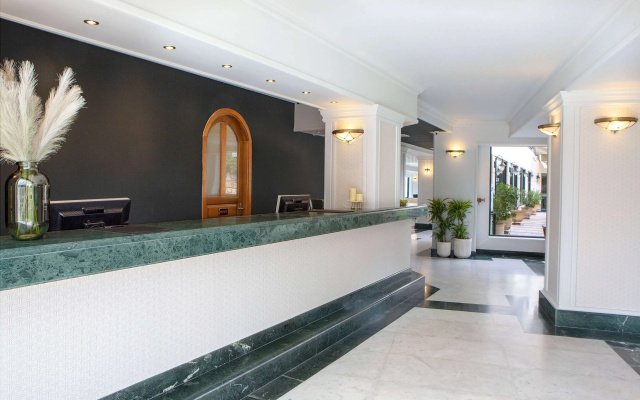 Отель Zeus Essence Ramada by Wyndham Athens