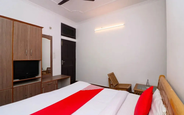 OYO 28044 Devki Palace Jain Hotel