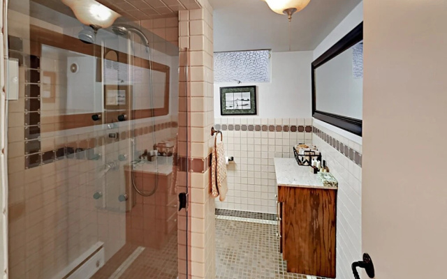 Beautiful 2BR Seattle Lake Apartment by RedAwning
