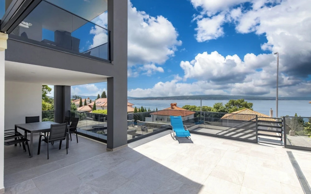 Luxury Pool Apartment With Sea View