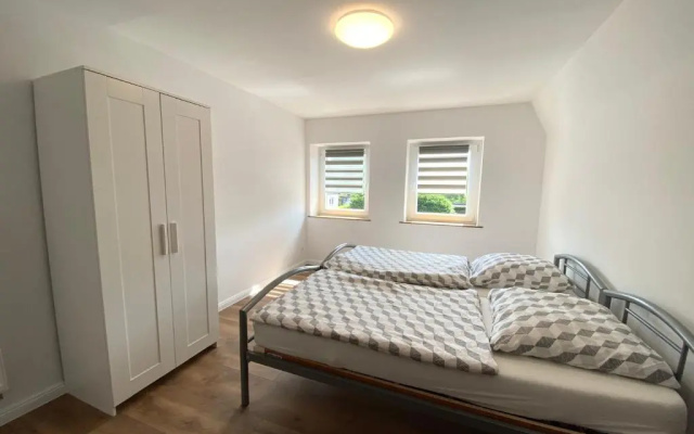 Ferienwohnung mit Balkon und Garten OG
