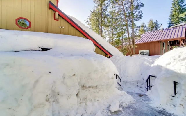 6 Mi to Sugar Bowl Resort: Soda Springs Cabin!