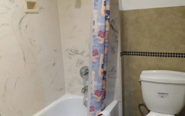 Foxys Den Motel