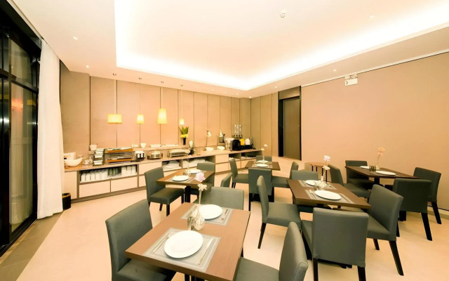 Home Inn Plus Wuhan Xiaopinmao Xudong Metro Station