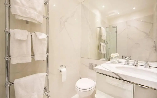 Luxurious 1BR Period Property in Kensington