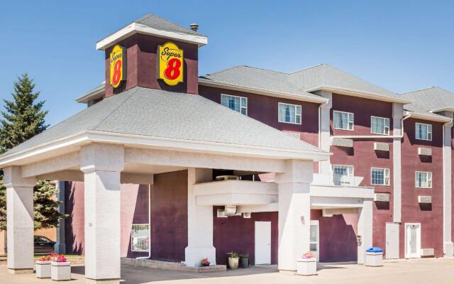 Отель Super 8 by Wyndham Saskatoon Near Saskatoon Airport вид на фасад