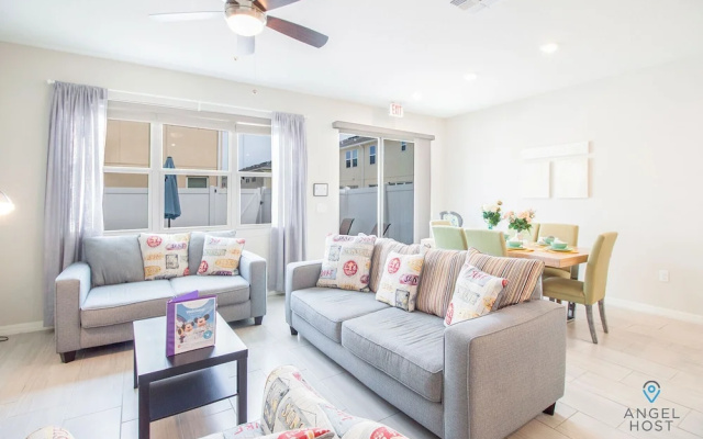 Spacious 4B Family-friendly Townhome Near Disney!