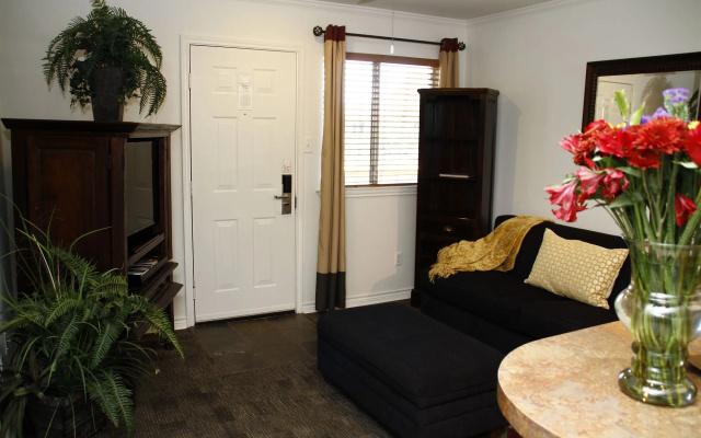 Vineyard Court Designer Suites Hotel