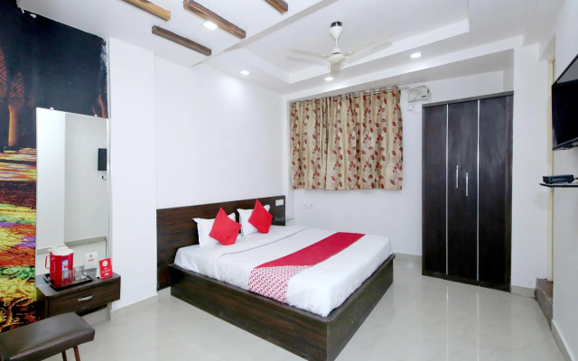 OYO 14165 Hotel Blue Diamond